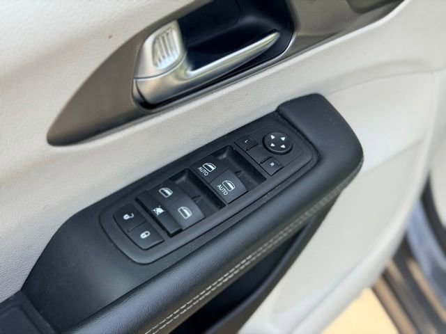 Used 2023 Chrysler Pacifica Touring-L image 19