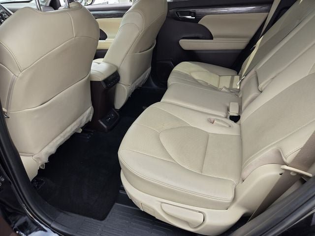 Used 2020 Toyota Highlander Limited FWD image 10