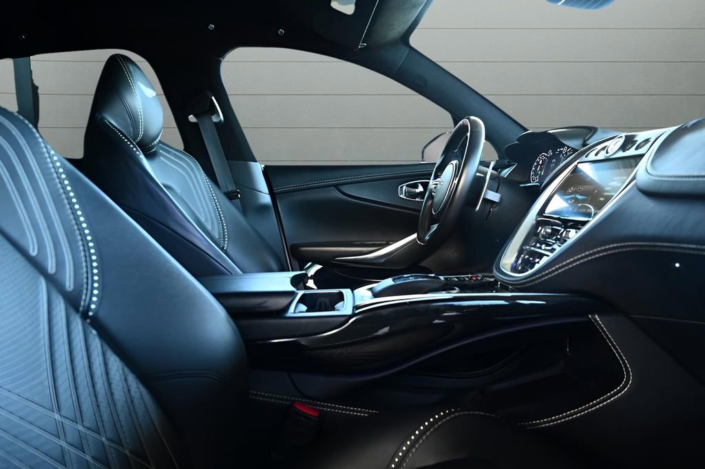 Used 2021 Aston Martin DBX image 32