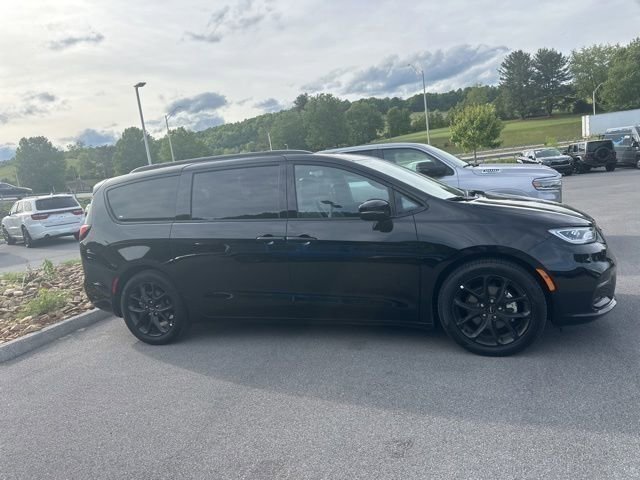 Used 2025 Chrysler Pacifica Limited FWD image 15