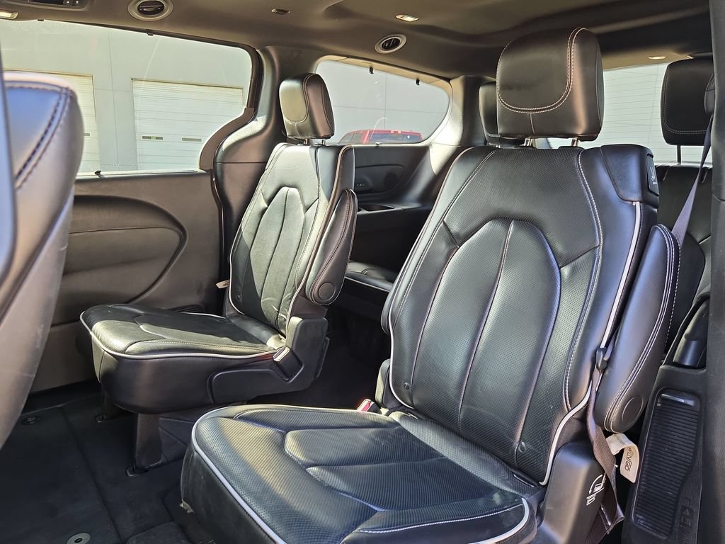 Used 2024 Chrysler Pacifica Limited w/ Uconnect Theater Family Group FWD image 28