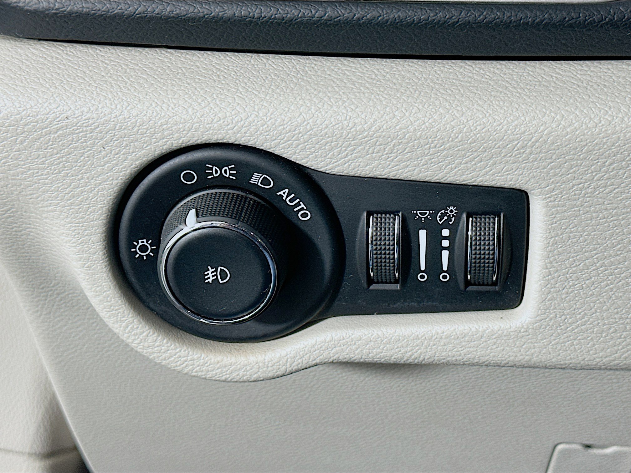 Used 2017 Chrysler Pacifica Touring-L image 17