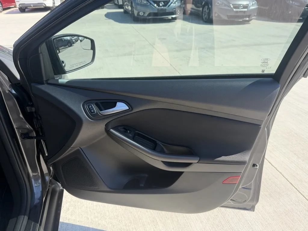 Used 2016 Ford Focus SE w/ Equipment Group 201A FWD image 23