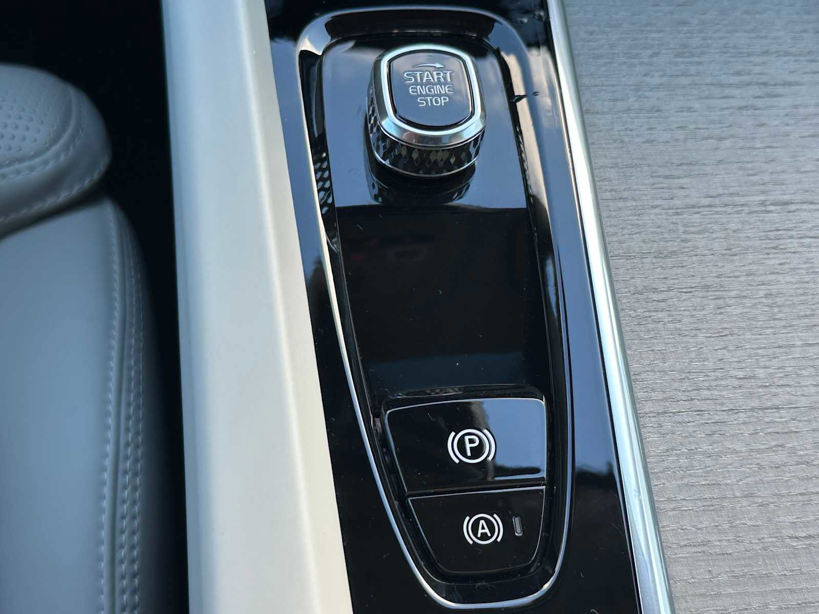 Used 2025 Volvo XC60 B5 Ultra w/ Protection Package Premier image 31