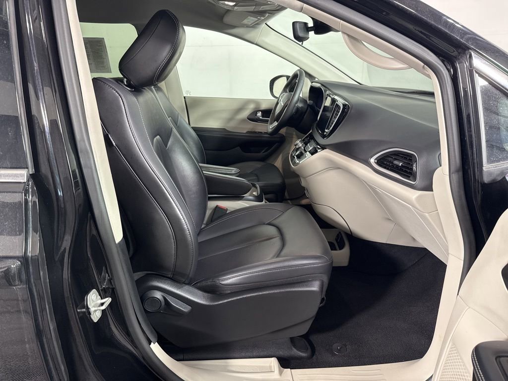 Used 2024 Chrysler Pacifica Touring-L image 15