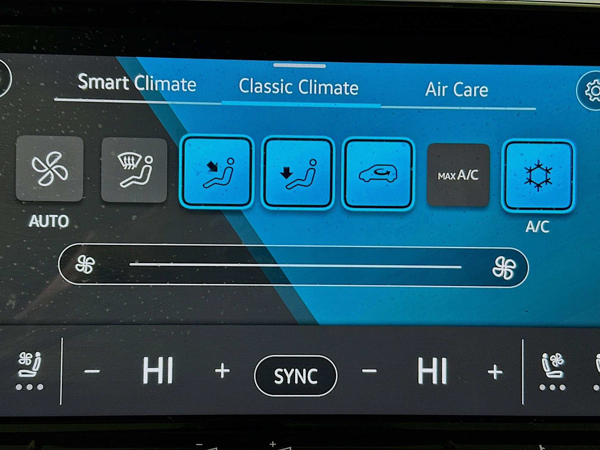 Used 2024 Volkswagen Atlas Cross Sport SE image 23