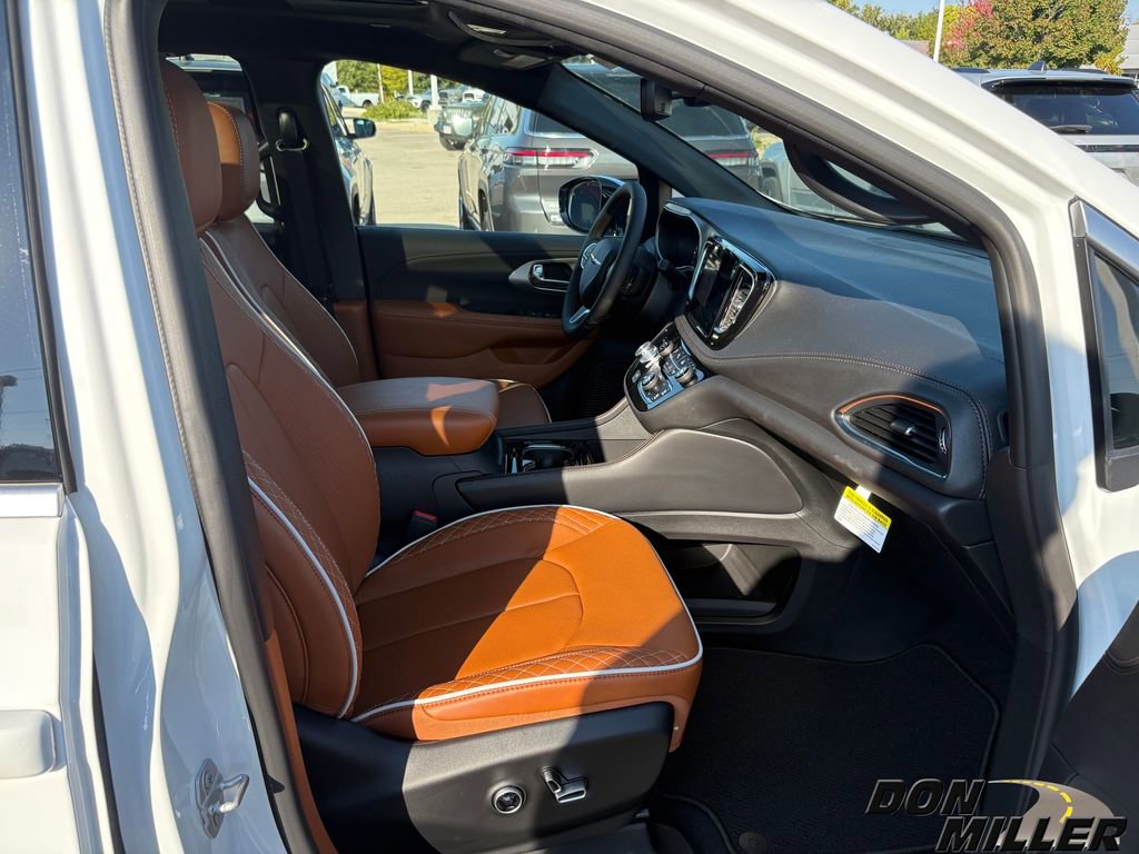 New 2026 Chrysler Pacifica Pinnacle w/ Trailer Tow Group image 26