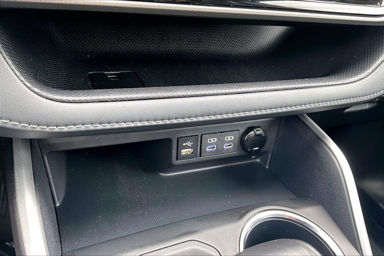 Used 2022 Toyota Highlander XLE AWD/4WD image 32