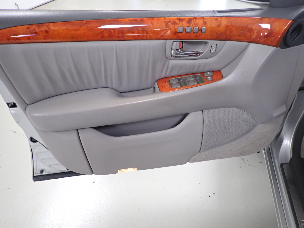 Used 2004 Lexus LS 430 image 9