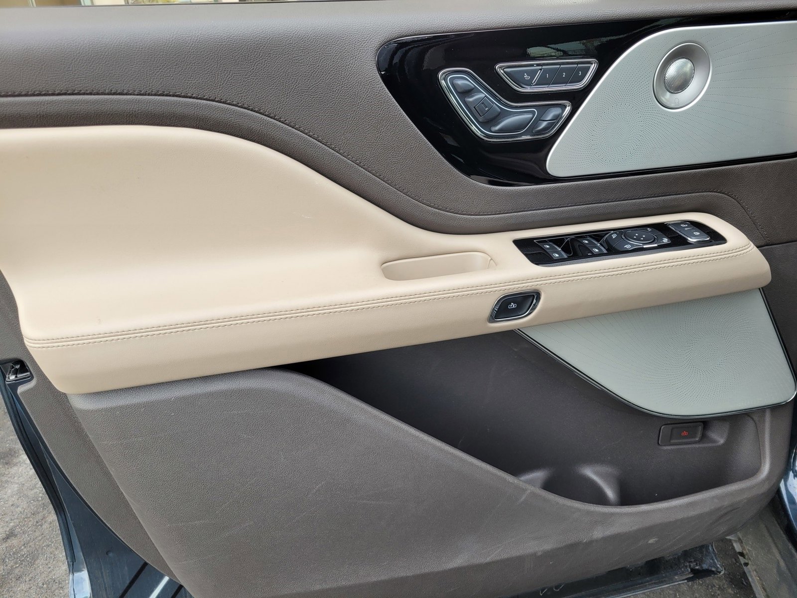 Used 2023 Lincoln Aviator Reserve w/ Equipment Group 201A image 16