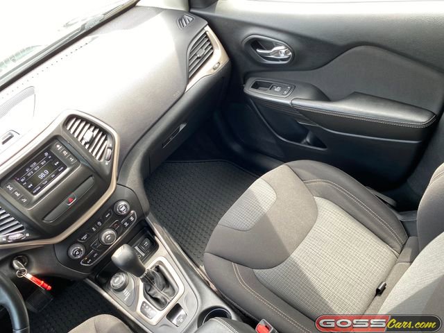 Used 2017 Jeep Cherokee Latitude w/ Cold Weather Group AWD/4WD image 14