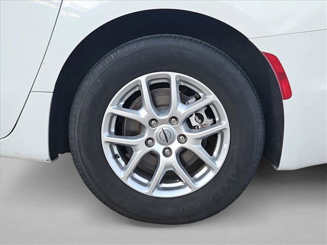 Used 2024 Chrysler Pacifica Touring-L image 23