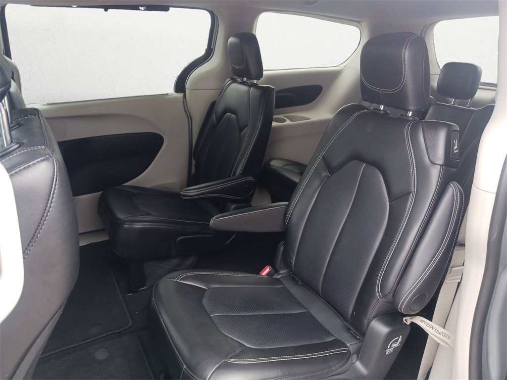 Used 2024 Chrysler Pacifica Touring-L image 9