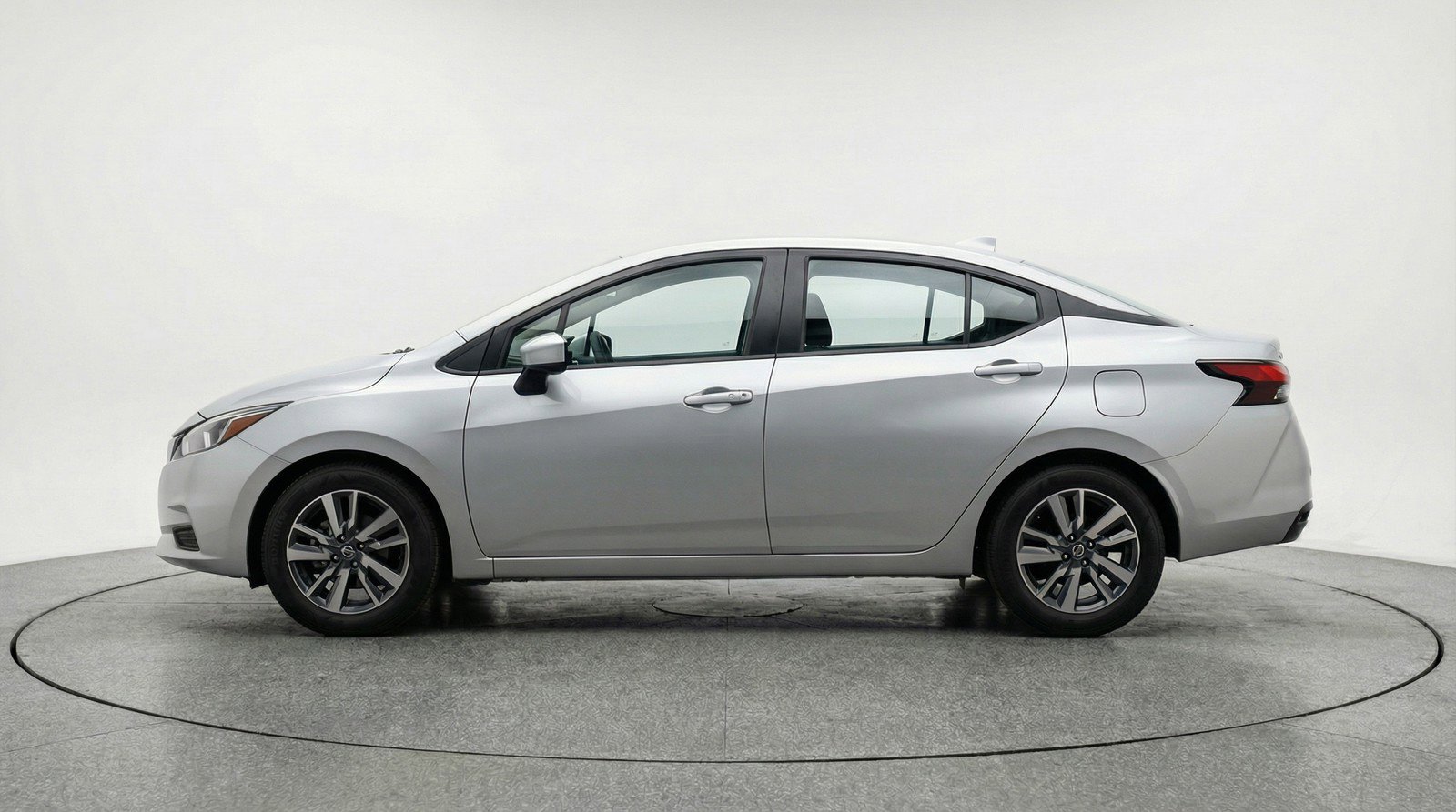 Used 2025 Nissan Versa SV image 5
