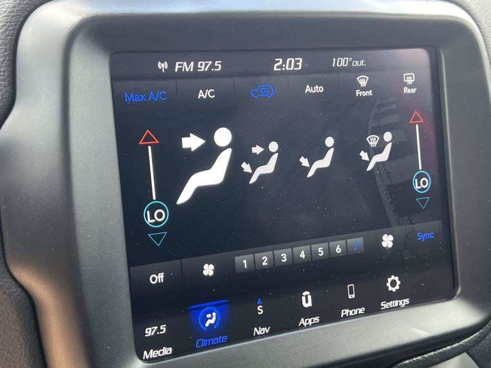 Used 2023 Jeep Renegade Latitude AWD/4WD image 17