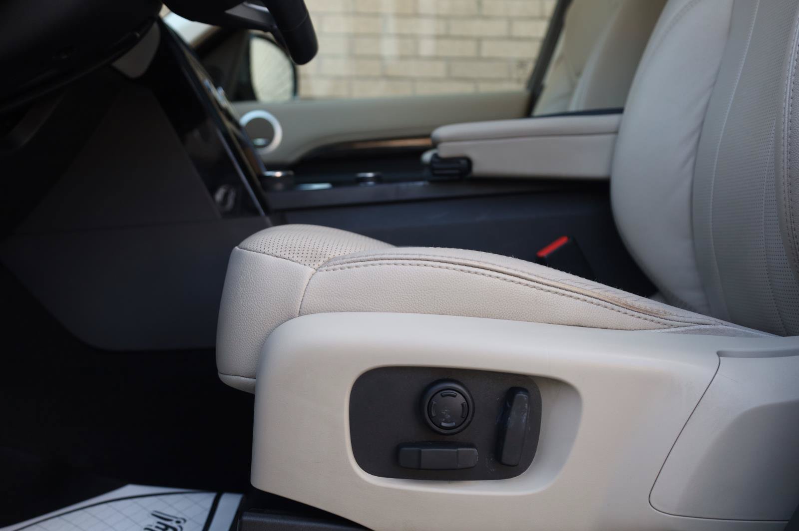 Used 2019 Land Rover Discovery SE AWD/4WD image 18