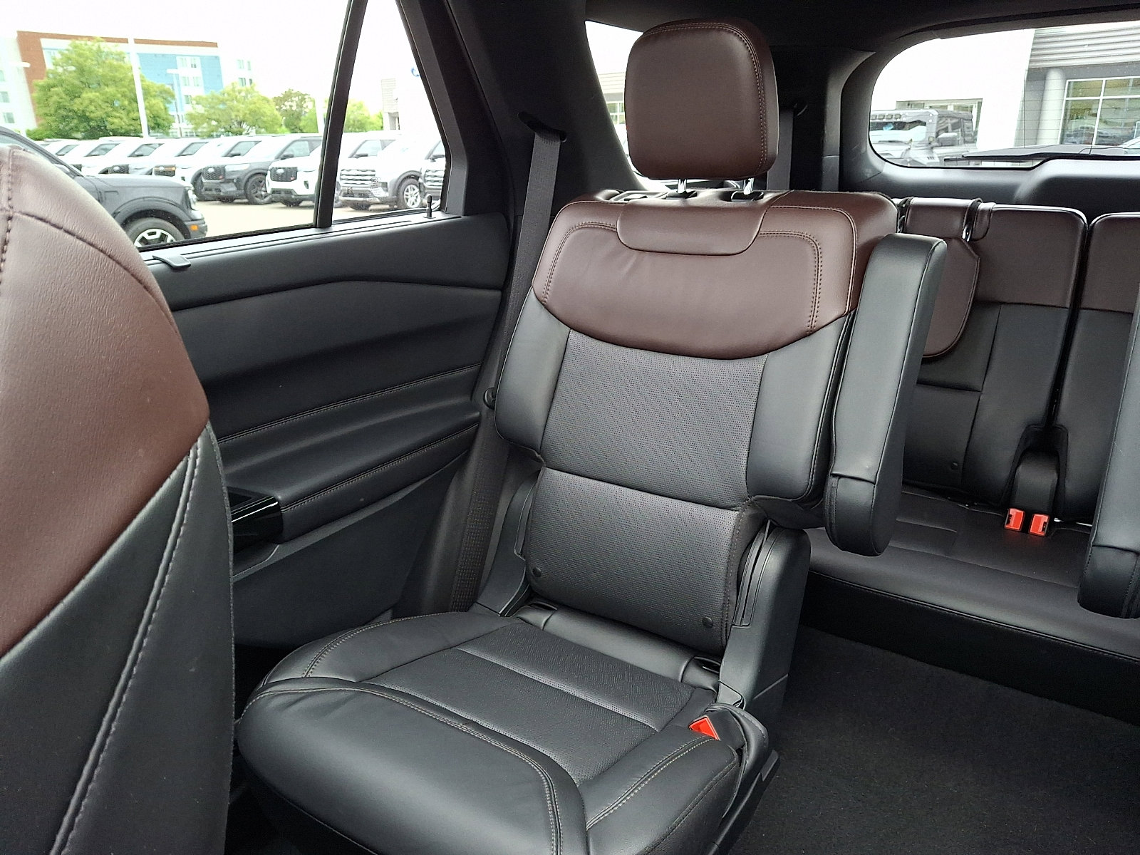 Certified 2023 Ford Explorer Platinum w/ Technology Package AWD/4WD image 18