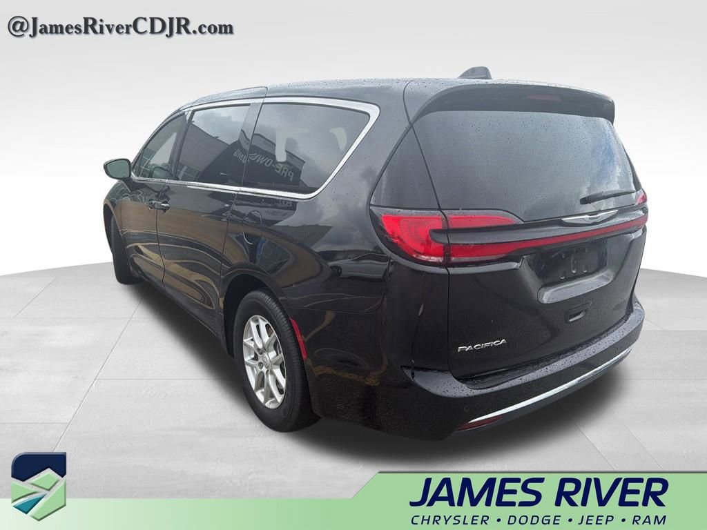 Used 2025 Chrysler Pacifica Select FWD image 8