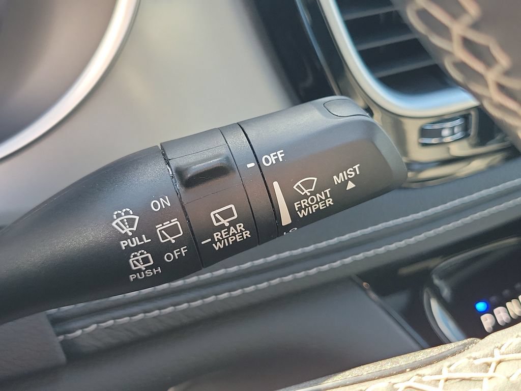 Used 2025 Chrysler Pacifica Limited FWD image 19