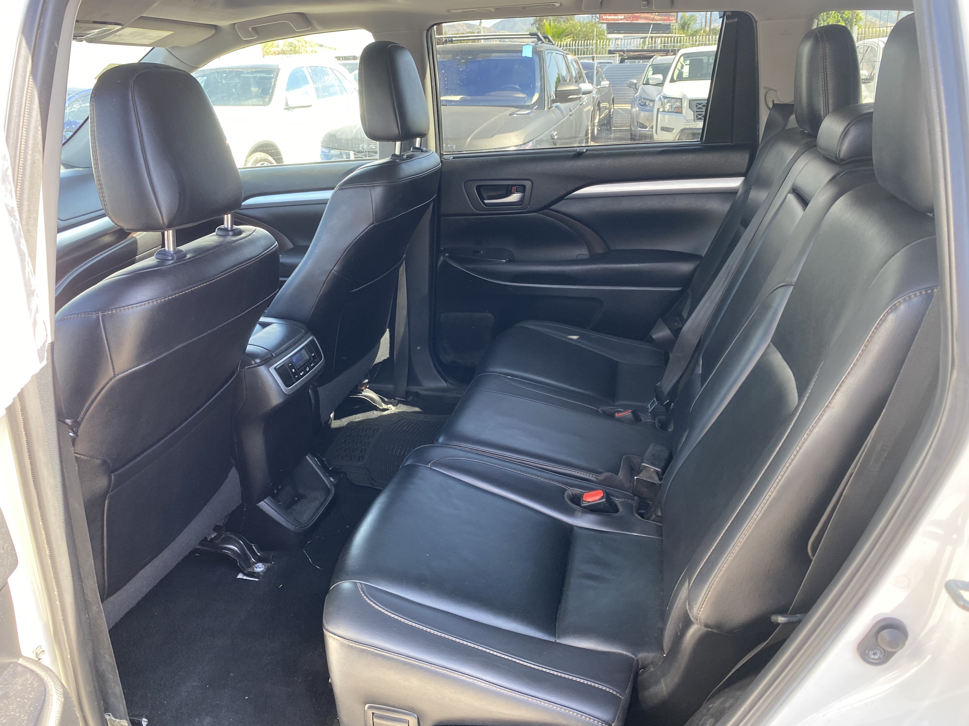 Used 2019 Toyota Highlander XLE FWD image 19