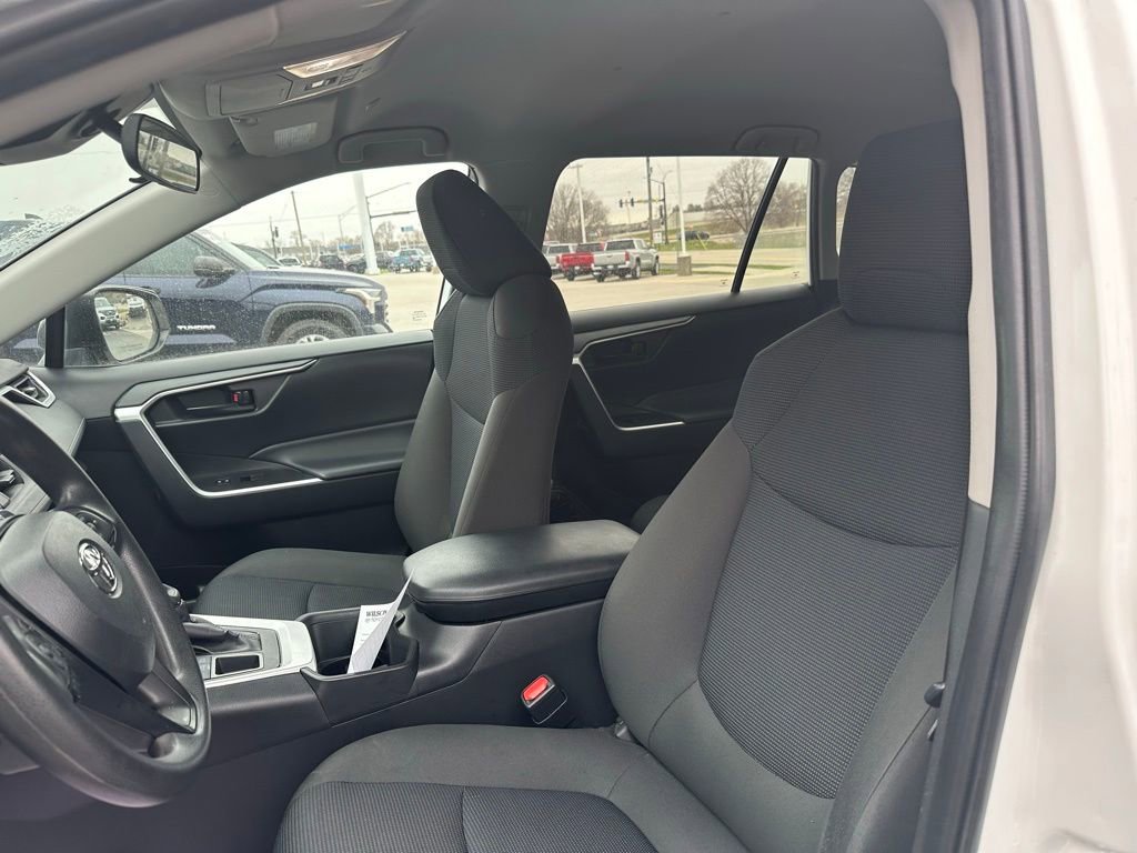Used 2024 Toyota RAV4 LE AWD/4WD image 8