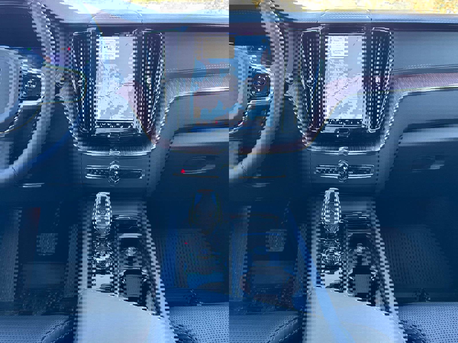 Certified 2023 Volvo XC60 T8 Ultimate w/ Climate Package image 14