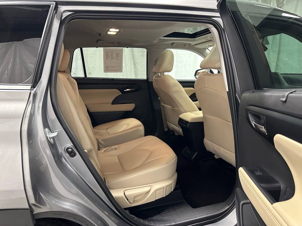 Used 2025 Toyota Highlander XLE image 57