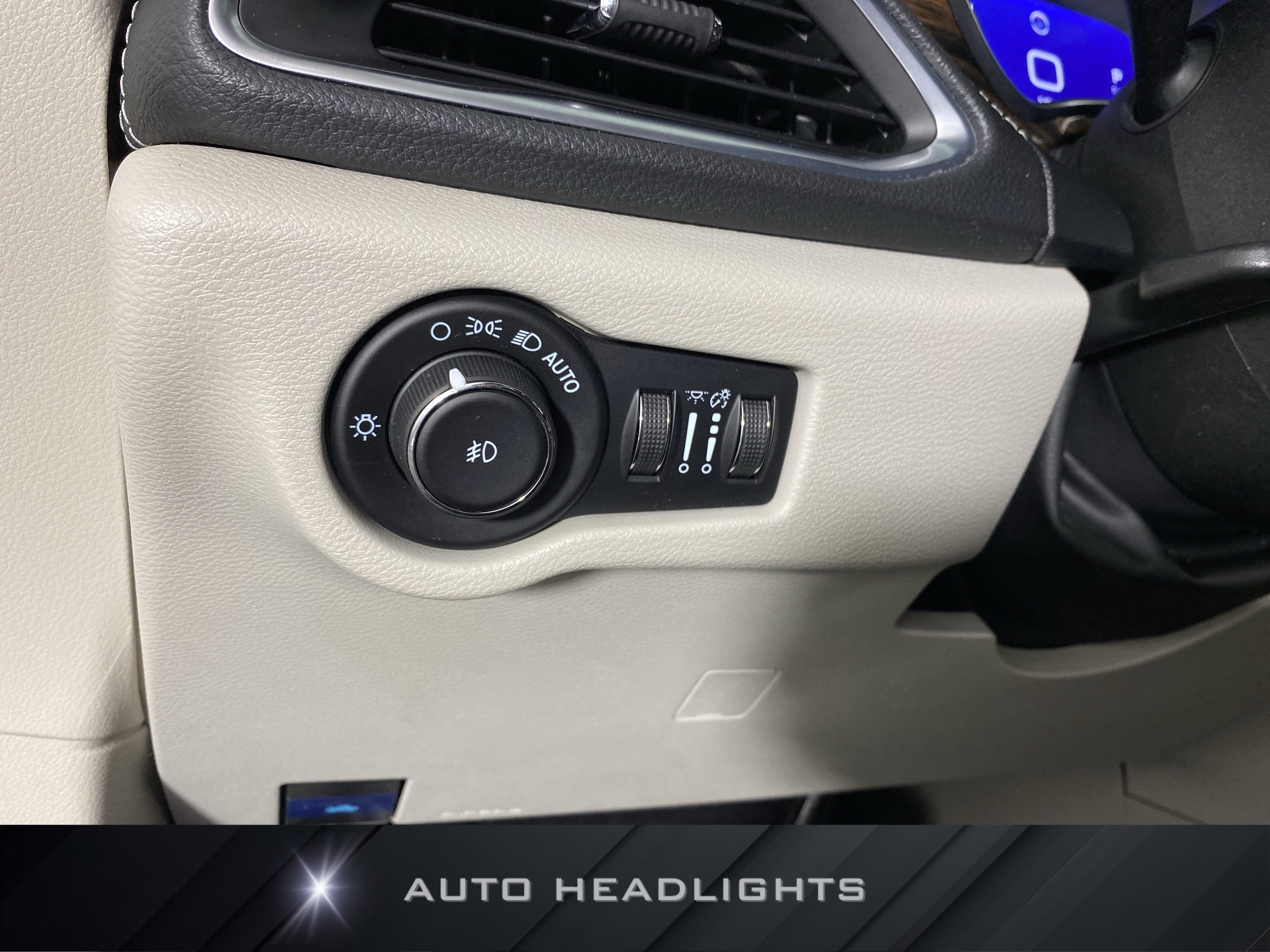 Used 2021 Chrysler Pacifica Limited w/ Uconnect Theater Family Group AWD/4WD image 25