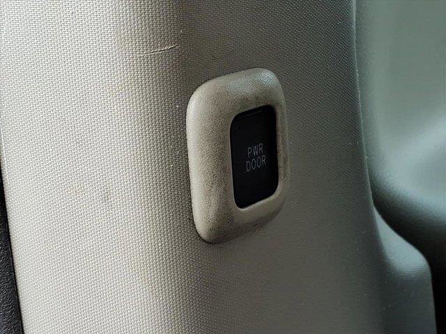 Used 2013 Toyota Sienna LE w/ Towing Pkg image 19