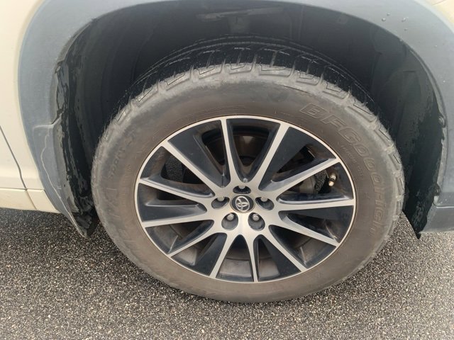 Used 2017 Toyota Highlander SE image 4