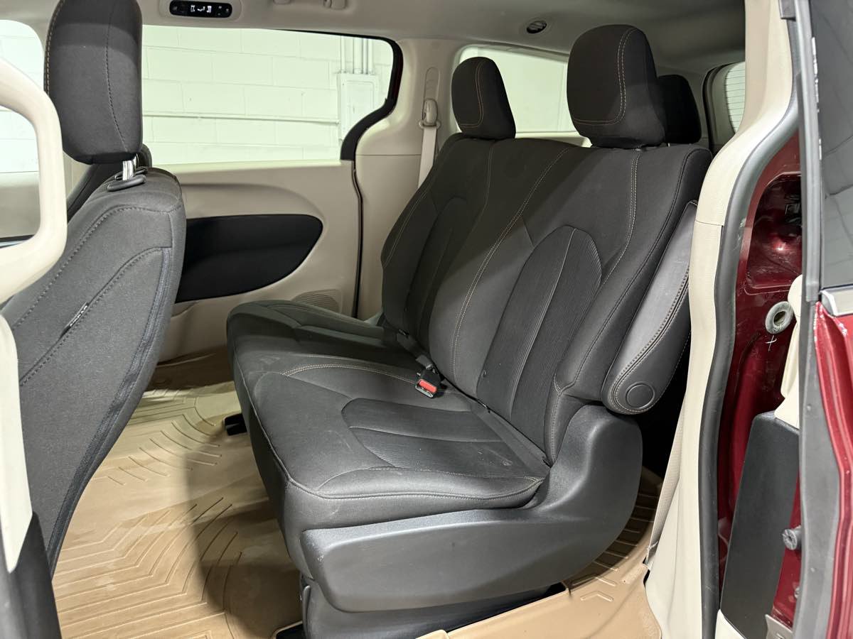 Used 2018 Chrysler Pacifica L image 18