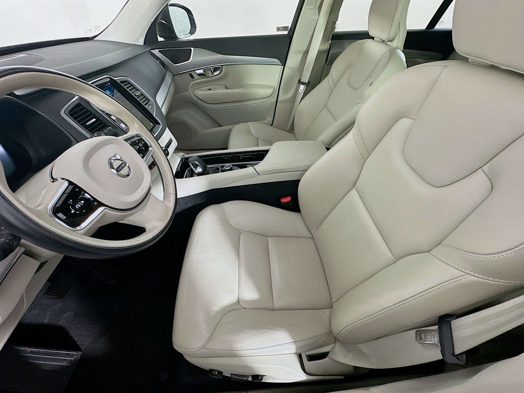 Used 2024 Volvo XC90 B5 Core w/ Protection Package Premier image 13