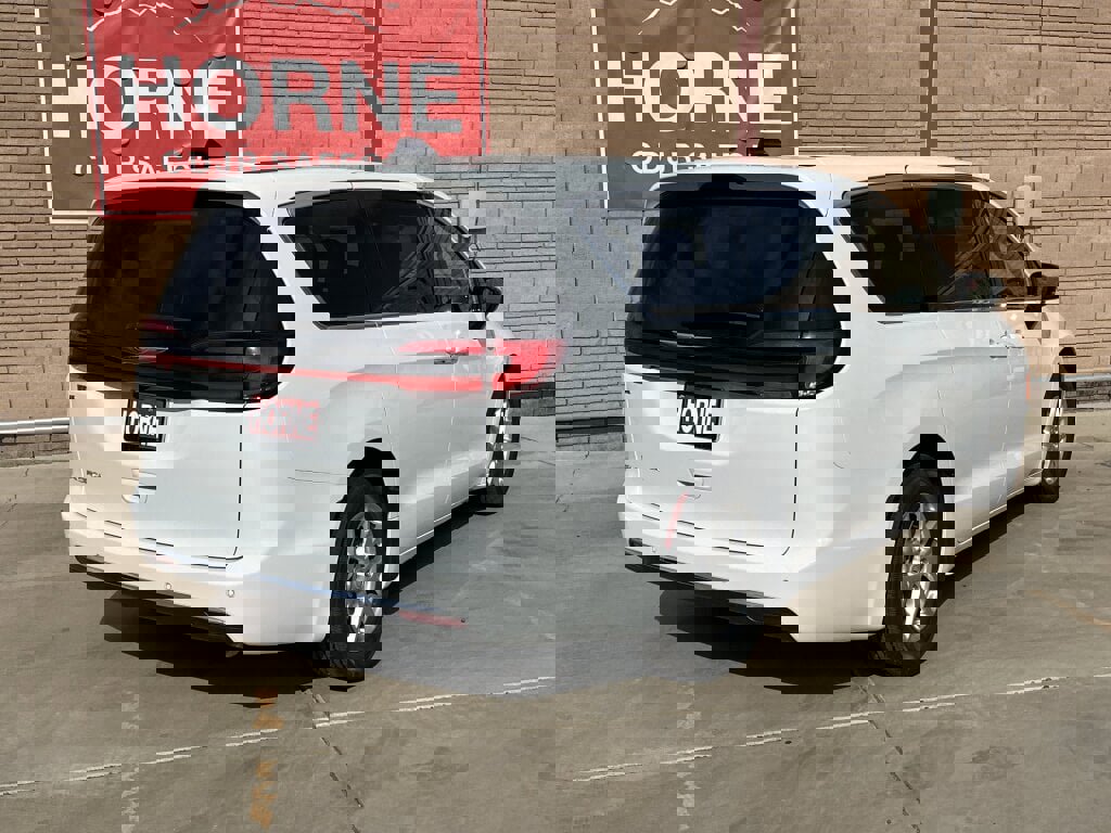 New 2026 Chrysler Pacifica Select image 8