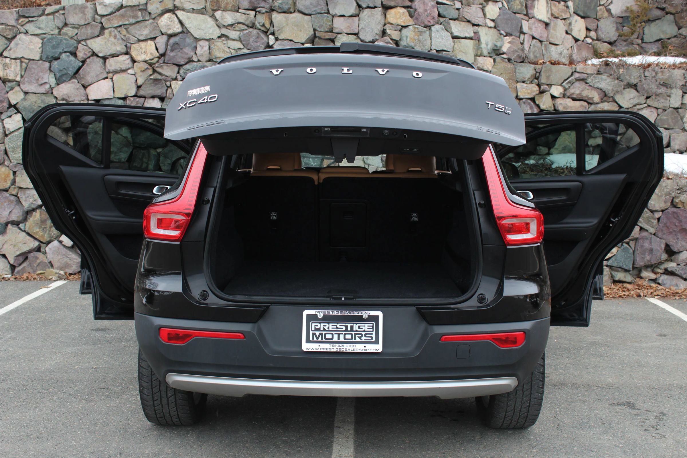 Used 2019 Volvo XC40 T5 Momentum image 10