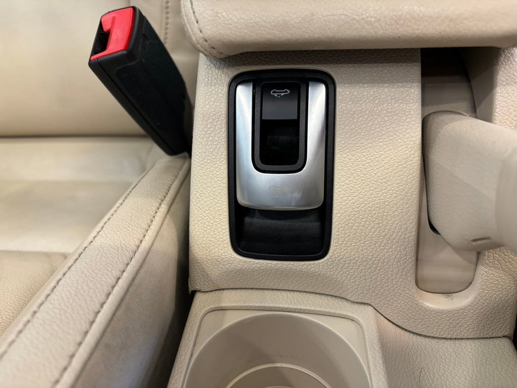 Used 2015 Volkswagen Eos Executive image 29