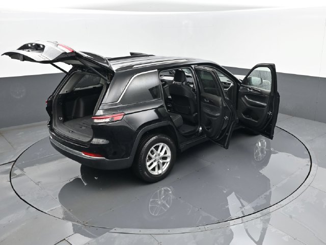 Used 2023 Jeep Grand Cherokee Laredo w/ Luxury Tech Group I AWD/4WD image 28