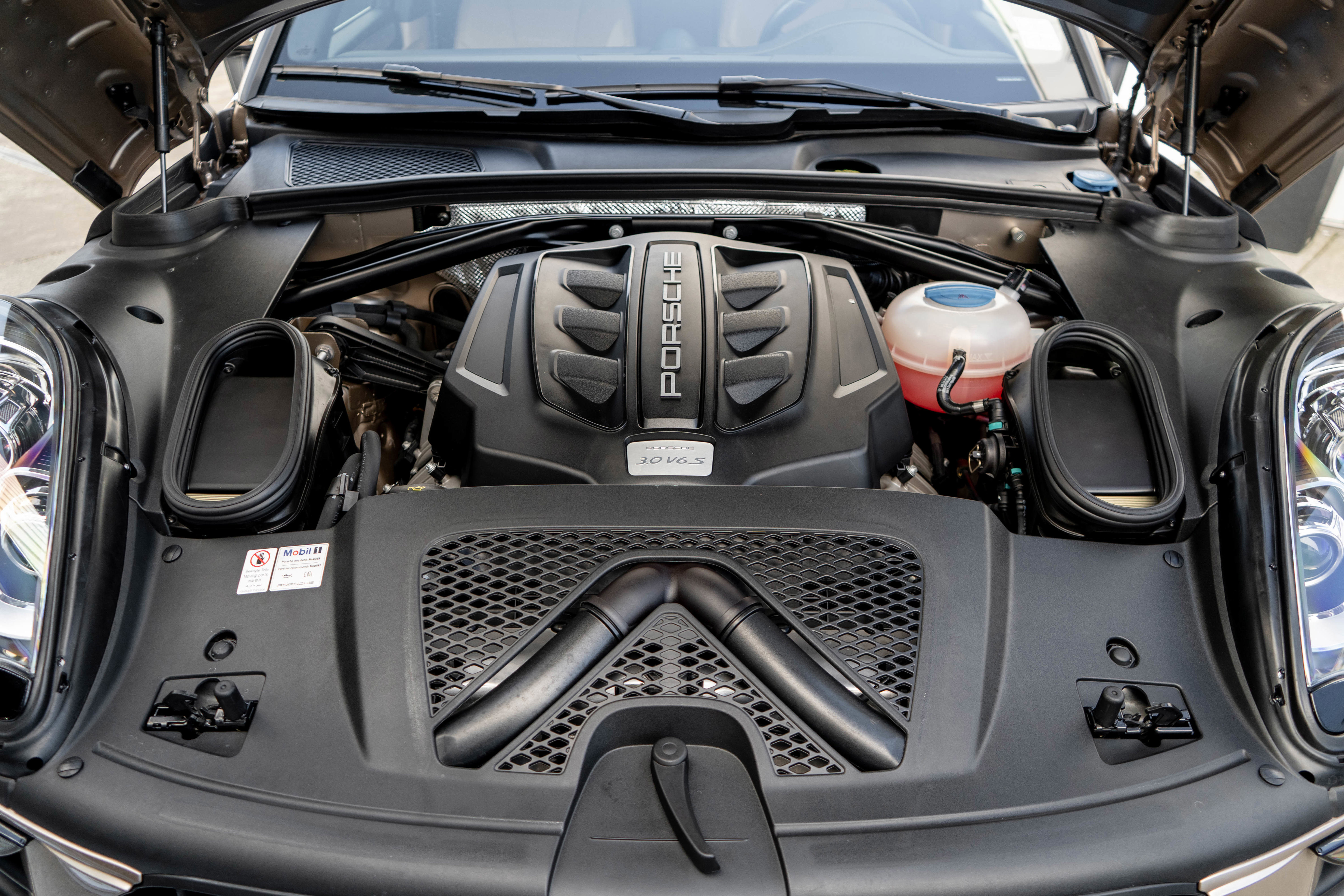 Used 2017 Porsche Macan S w/ Premium Package Plus AWD/4WD image 32