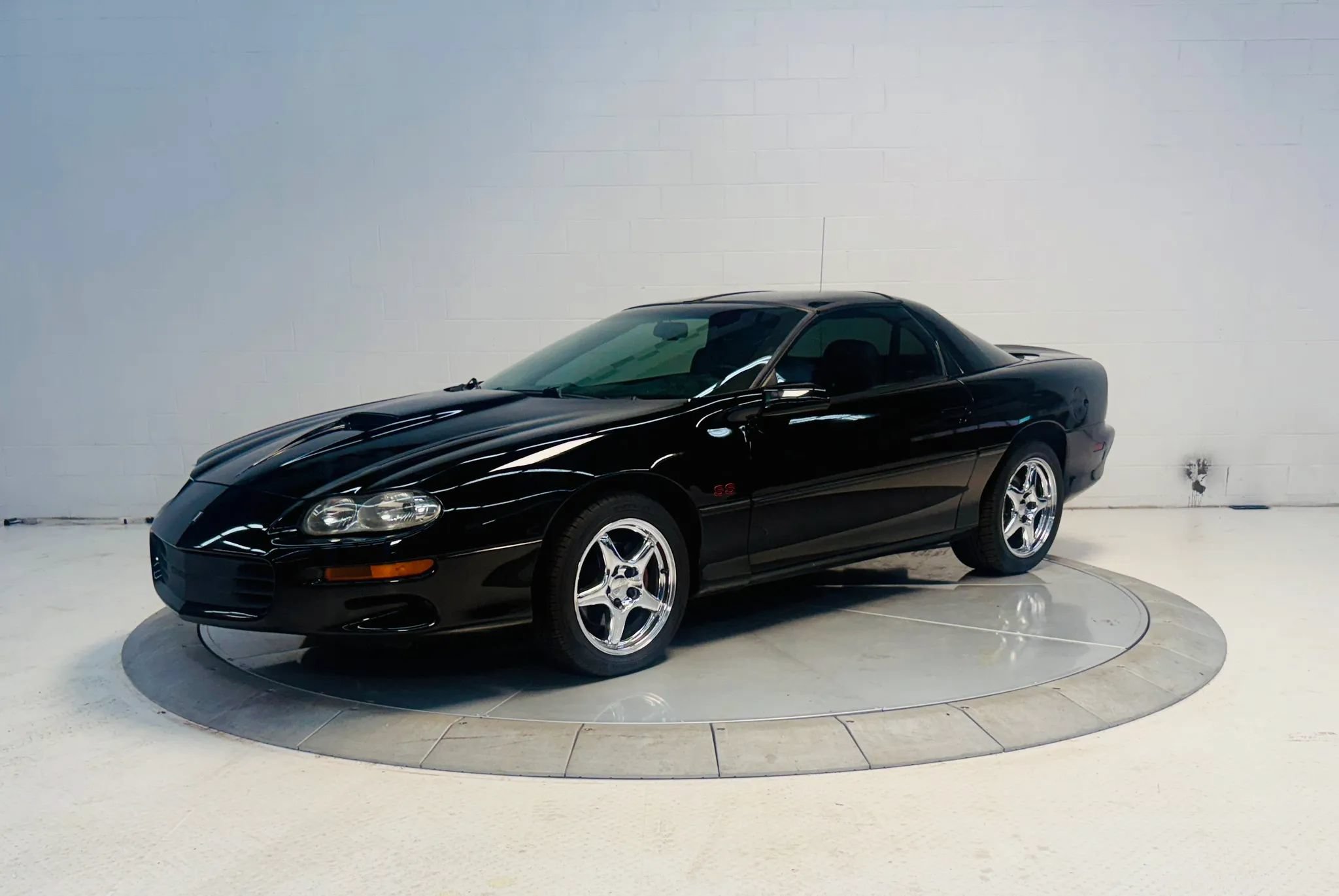 Used 2000 Chevrolet Camaro Z28 w/ SS Performance/Appearance Pkg RWD image 4