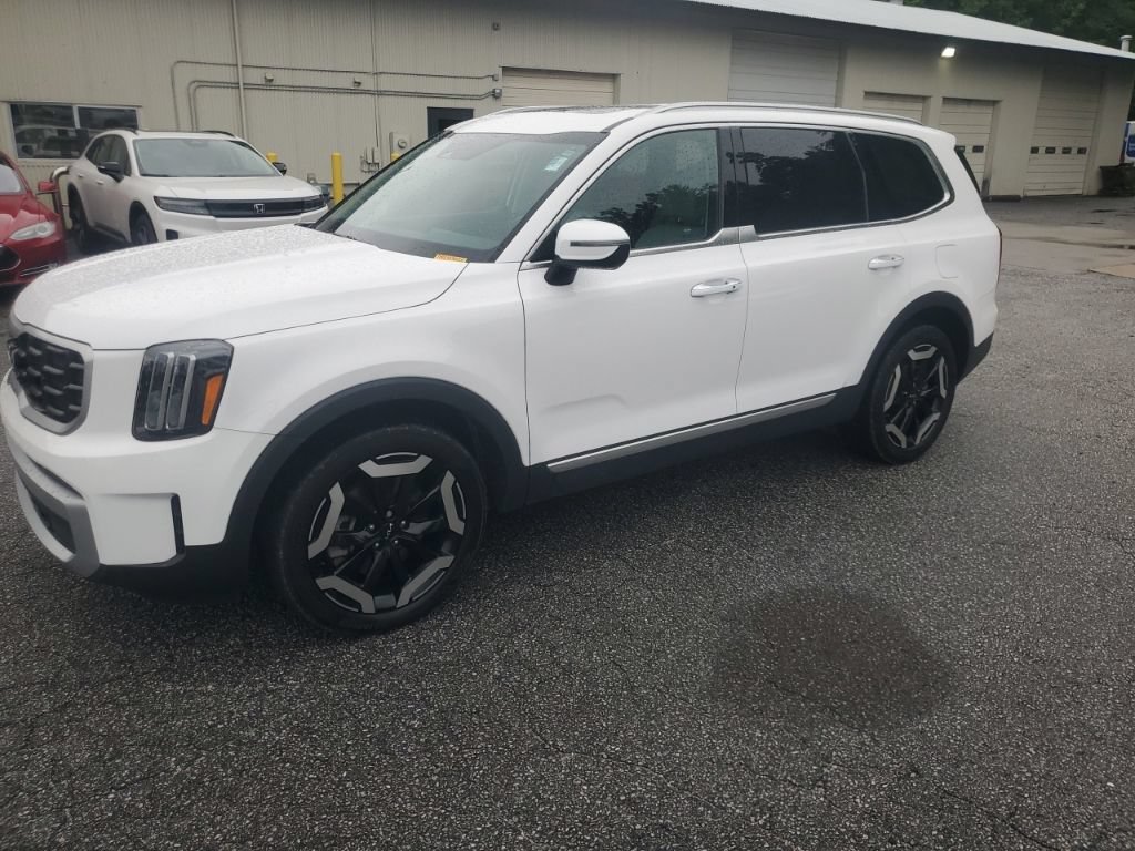 Used 2023 Kia Telluride S w/ S Sunroof Package FWD image 1