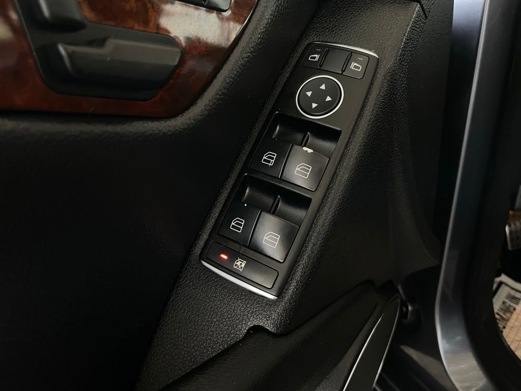 Used 2011 Mercedes-Benz C 300 4MATIC Sedan image 23