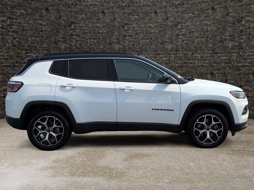Used 2025 Jeep Compass Limited AWD/4WD image 3