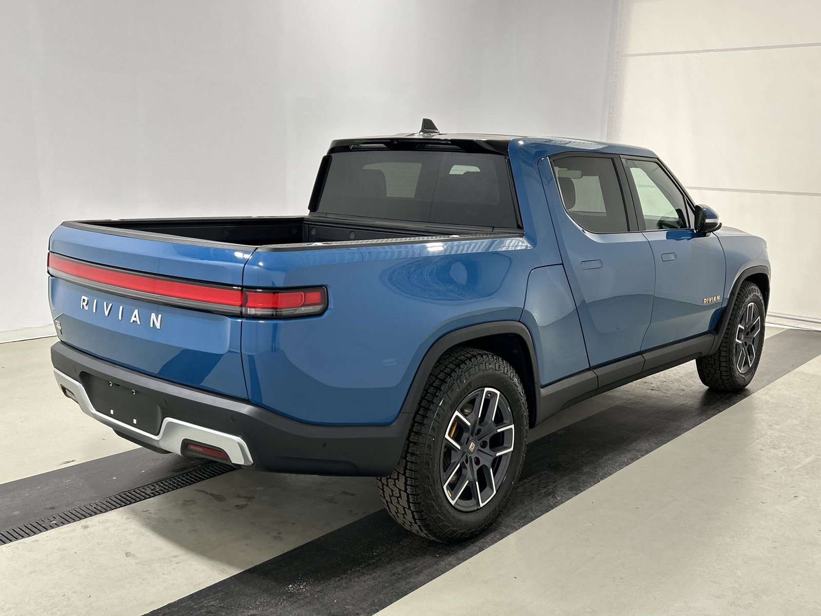 Used 2023 Rivian R1T Adventure image 5