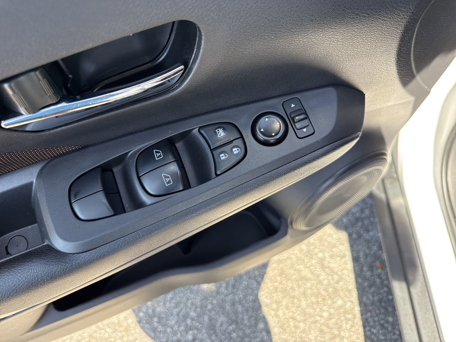 Used 2022 Nissan Kicks SR w/ Interior Electronics Package FWD image 14