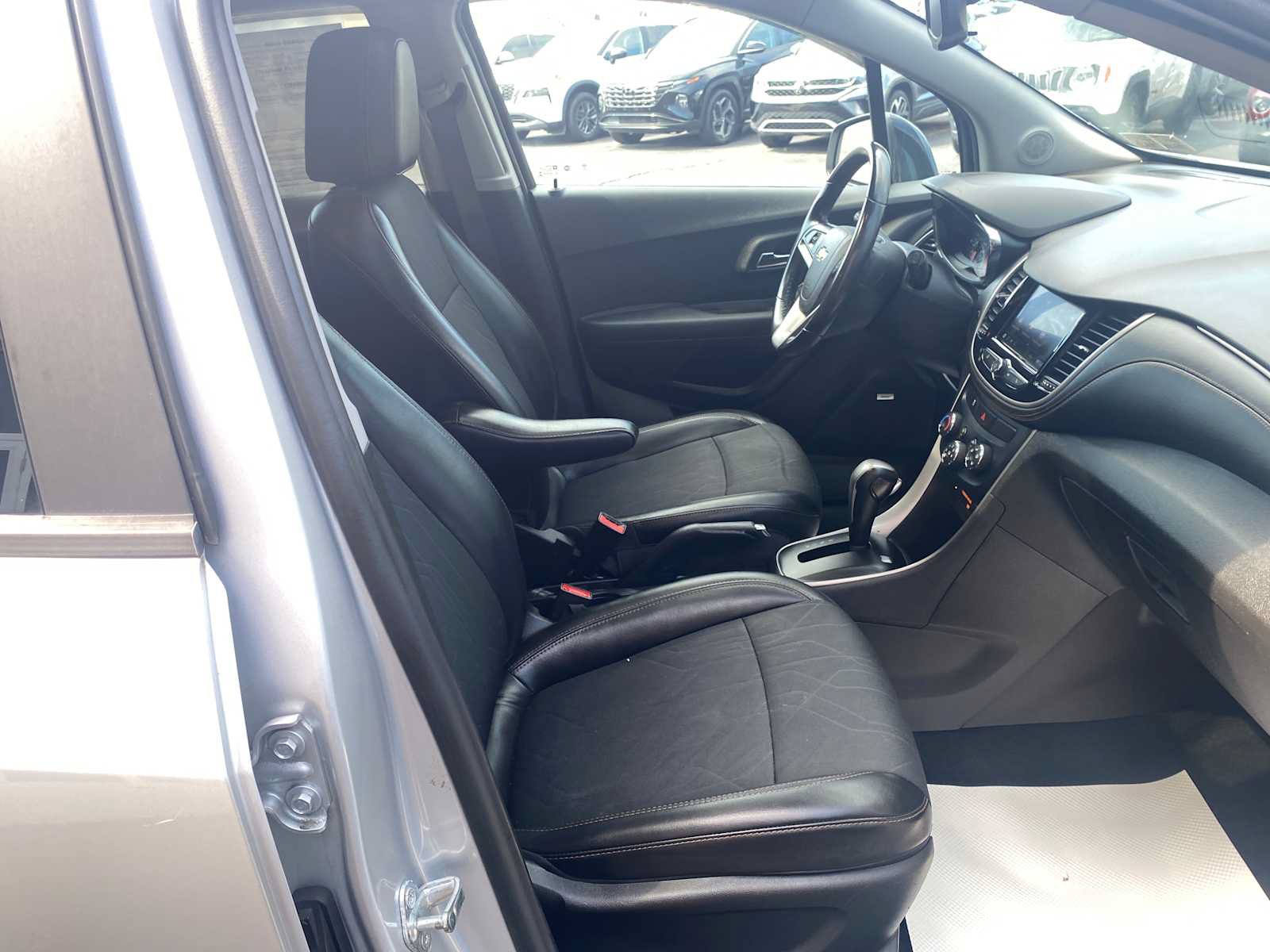 Used 2020 Chevrolet Trax LT w/ Sun & Sound Package AWD/4WD image 24
