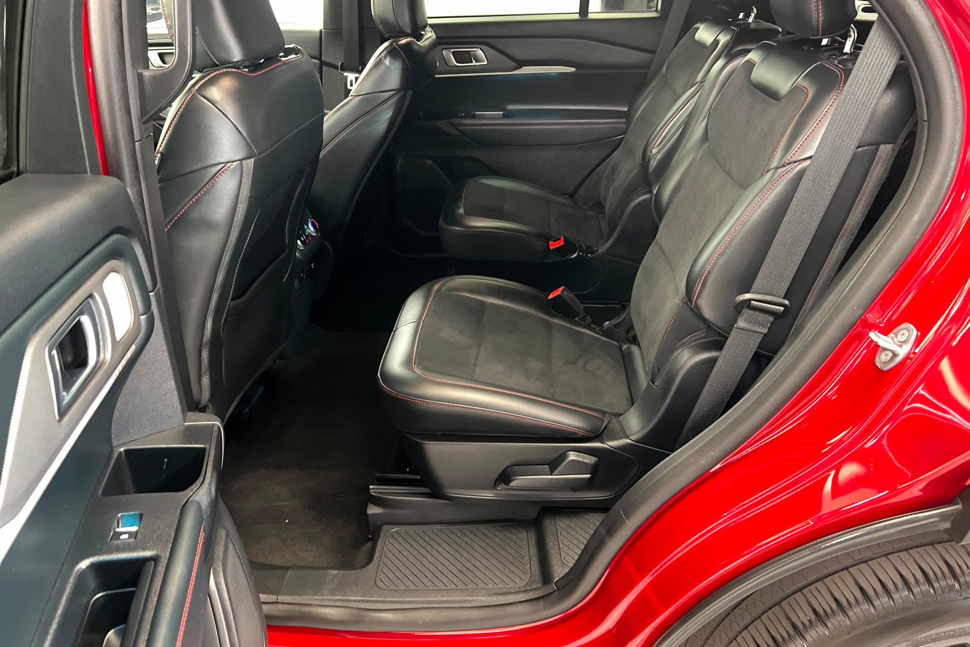 Used 2025 Ford Explorer ST w/ Sun And Sound Package AWD/4WD image 22