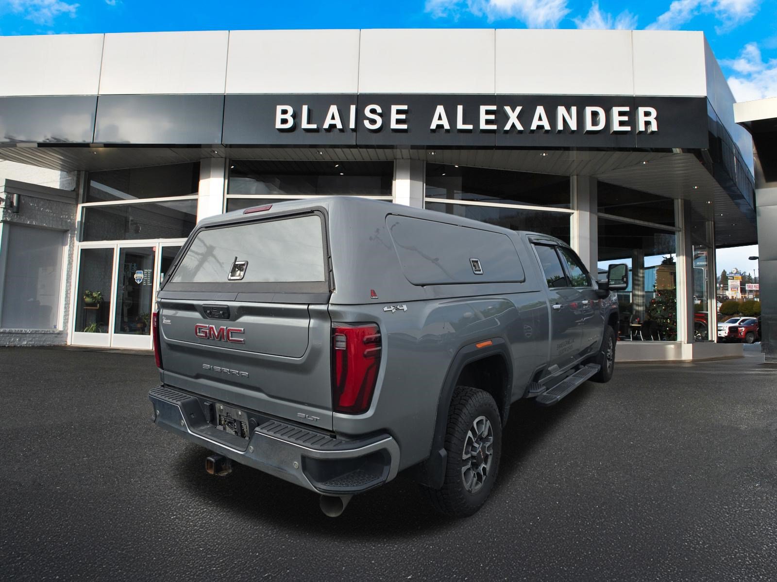 Used 2024 GMC Sierra 3500 SLT w/ SLT Premium Package AWD/4WD image 3