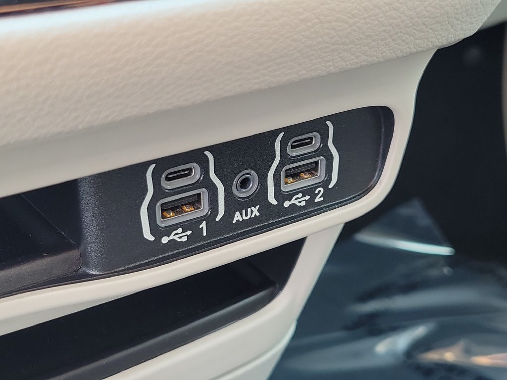 Used 2022 Chrysler Voyager LX FWD image 27