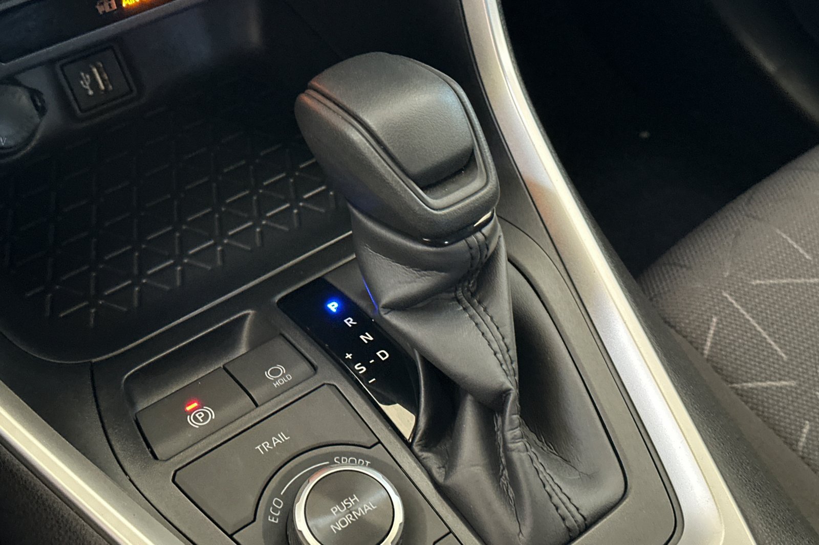 Used 2025 Toyota RAV4 XLE AWD/4WD image 23