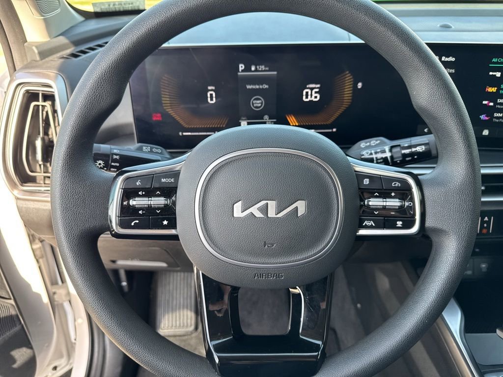 Used 2025 Kia Sorento LX FWD image 8