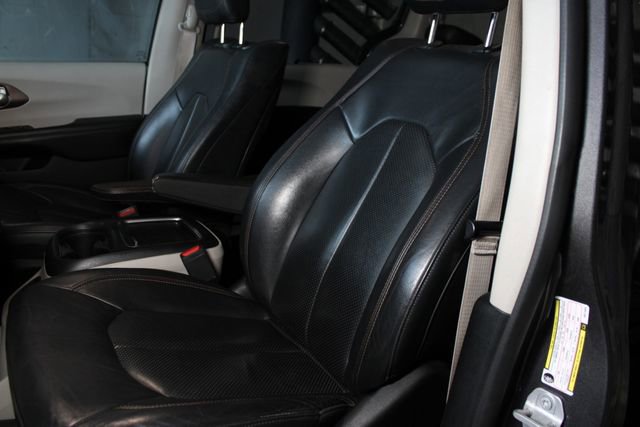 Used 2018 Chrysler Pacifica Touring-L Plus w/ Tire & Wheel Group FWD image 23
